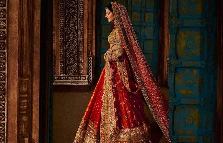 বিদায় অনুষ্ঠানে রাধিকা পড়েছিলেন স্বর্ণের কারচুপি করা ব্লাউজের সঙ্গে গর্জিয়াস লেহেঙ্গা, সিল্কের দোপাট্টা ও একটি ওড়না। ছবি: ইনস্টাগ্রাম