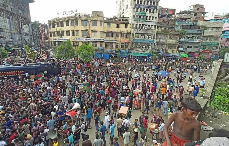 এরপর একদফা দাবি মেনে নিতে সরকারকে ২৪ ঘণ্টার আল্টিমেটাম দেন শিক্ষার্থীরা। এছাড়া ২৪ ঘণ্টার মধ্যে মামলা প্রত্যাহারের দাবি জানান তারা। ছবি: তৌহিদুজ্জামান তন্ময়