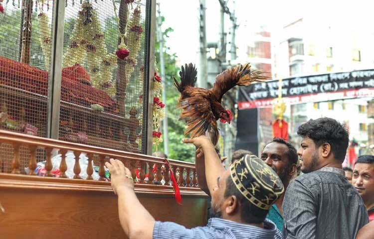 এছাড়া ঢাকার আশপাশ থেকে অনেক ভক্তরাও মিছিলে অংশ নিয়েছেন। ছবি: মাহবুব আলম