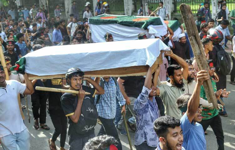 পরে ক্ষুদ্ধ হয়ে শিক্ষার্থীরাও ইটপাটকেল ছুড়তে থাকেন।  ছবি: মাহবুব আলম