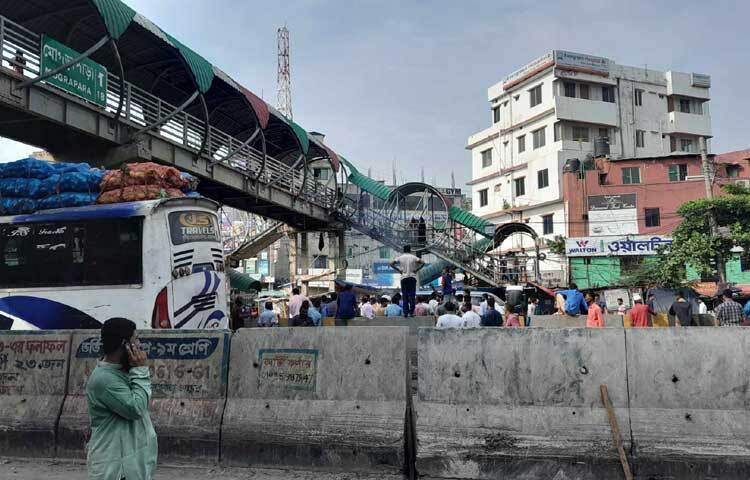 অপরপাশে মাতুয়াইল মেডিকেল এলাকায় ব্যারিকেডের কারণে কোনো যানবাহন ঢাকায় ঢুকতে পারছে না। ছবি: মাসুদ রানা