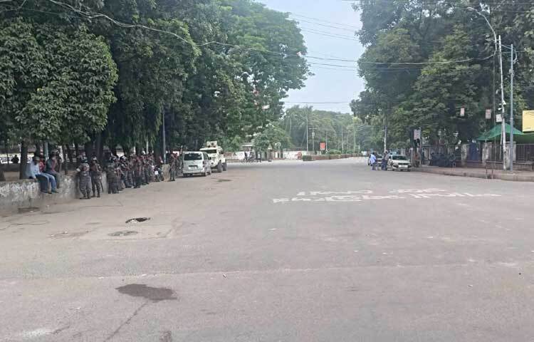 সড়কের বিভিন্নস্থানে টহল দিচ্ছে আইনশৃঙ্খলা রক্ষাকারী বাহিনীর সদস্যরা। ছবি: মফিজুল সাদিক