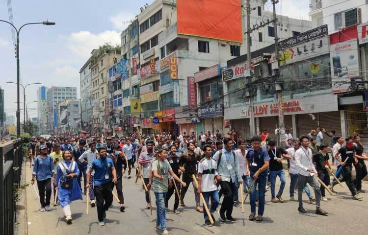 ব্র্যাক বিশ্ববিদ্যালয়ের শিক্ষার্থীদের সঙ্গে যোগ দিয়েছেন বিভিন্ন স্কুল-কলেজের শিক্ষার্থীরা। ছবি: হাসান আদিব