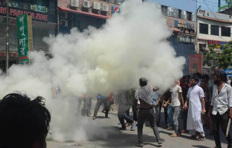 পুলিশ আন্দোলনকারীদের লক্ষ্য করে মুহুর্মুহু টিয়ারশেল নিক্ষেপ করতে থাকে। ছবি: মোবাশ্বির শ্রাবণ