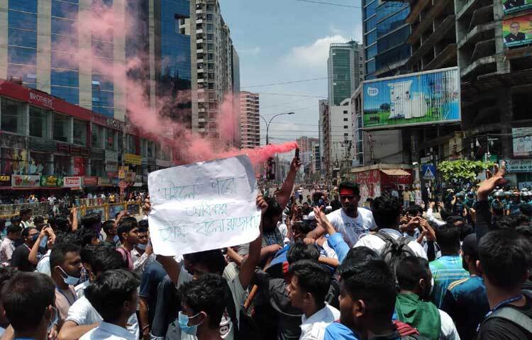 দুপুর ১২টার দিকে কাকরাইল মোড়ে অবস্থান নেন আন্দোলনকারী শিক্ষার্থীরা। ছবি: নাজমুল হোসাইন বাপ্পি