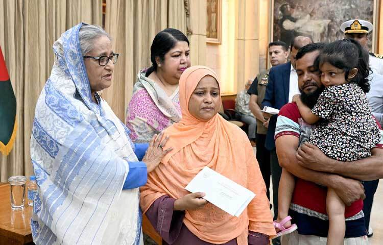 তিনি আরও বলেন, ‘আপনাদের সান্ত্বনা দেওয়ার ভাষা আমার নেই। আপনাদের কষ্ট আমি বুঝি।’ ছবি: পিআইডি