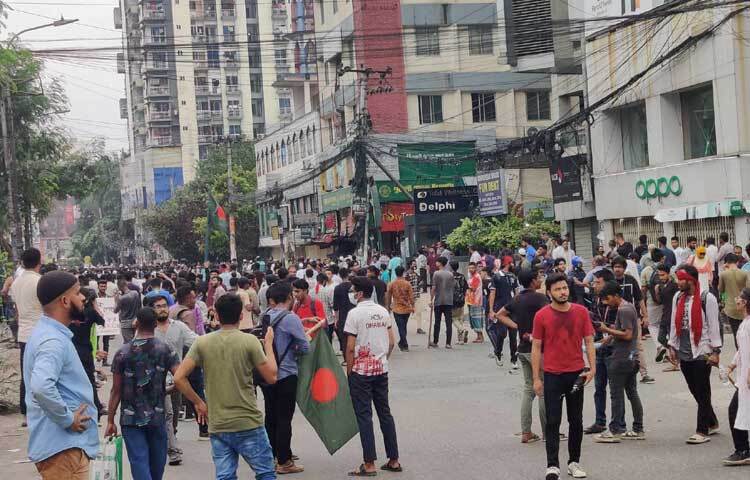 আজ দুপুর ২ টার দিকে শিক্ষার্থীরা ইস্ট ওয়েস্ট ছেড়ে সড়কে অবস্থান নেয়। ছবি: মাহবুব আলম