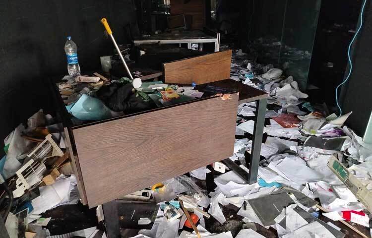 গানবাংলার ভেতরের সব যন্ত্রাংশ ভেঙে ফেলা হয়েছে। ছবি: জান্নাত শ্রাবণী