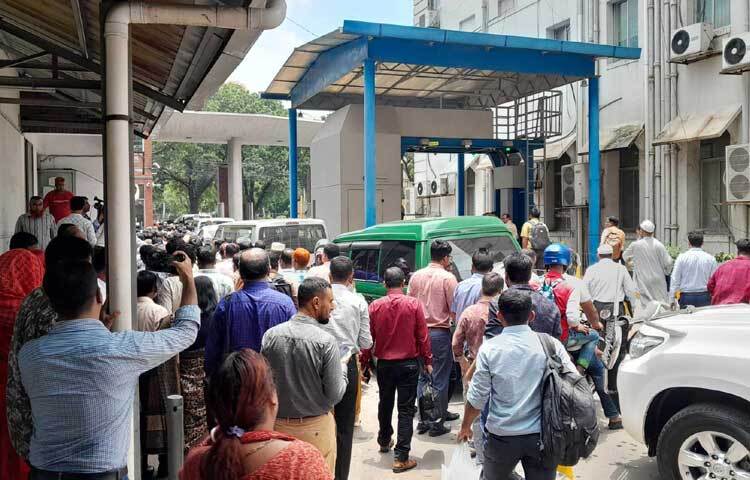 স্বরাষ্ট্র মন্ত্রণালয়ের নির্দেশনায়, সচিবালয় থেকে বের হয়ে যাচ্ছেন বলে জানিয়েছেন কর্মকর্তা-কর্মচারীরা। ছবি: মাসুদ রানা