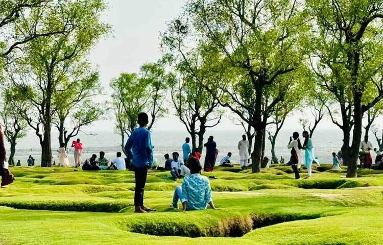 সমুদ্রপাড়ের মনোরম সৌন্দর্য দেখে মুগ্ধ পর্যটকরা। ছবি: এম মাঈন উদ্দিন