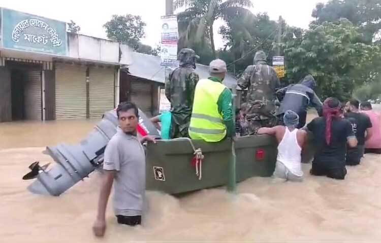 পানির তীব্র স্রোতের কারণে ঠিকভাবে উদ্ধার কাজও করা যাচ্ছে না। ছবি: আবদুল্লাহ আল-মামুন