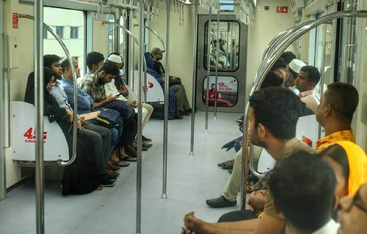 এখন দুটি স্টেশন বাদ দিয়ে অন্যান্য স্টেশন থেকে যাত্রী পরিবহন করা হবে। ছবি: মাহবুব আলম