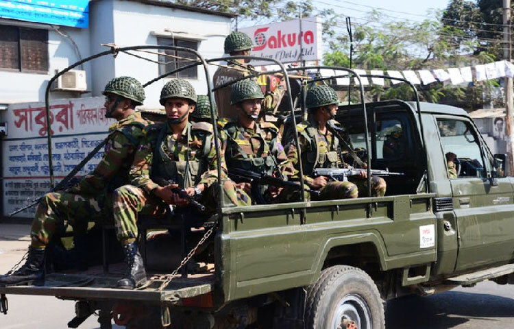নির্বাহী ম্যাজিস্ট্রেটের ক্ষমতা পেয়েছেন বাংলাদেশ সেনাবাহিনীর কমিশনপ্রাপ্ত কর্মকর্তারা। ‘দ্য কোড অব ক্রিমিন্যাল প্রসিডিউর, ১৮৯৮’ এর ১২(১) ধারা অনুযায়ী দুই মাসের (৬০ দিন) জন্য এই ক্ষমতা দিয়ে জনপ্রশাসন মন্ত্রণালয় থেকে প্রজ্ঞাপন জারি করা হয়। সেনাবাহিনীর কমিশনপ্রাপ্ত কর্মকর্তারা ম্যাজিস্ট্রেসি ক্ষমতা সারাদেশে প্রয়োগ করতে পারবেন বলে প্রজ্ঞাপনে জানানো হয়। ছবি: সংগৃহীত