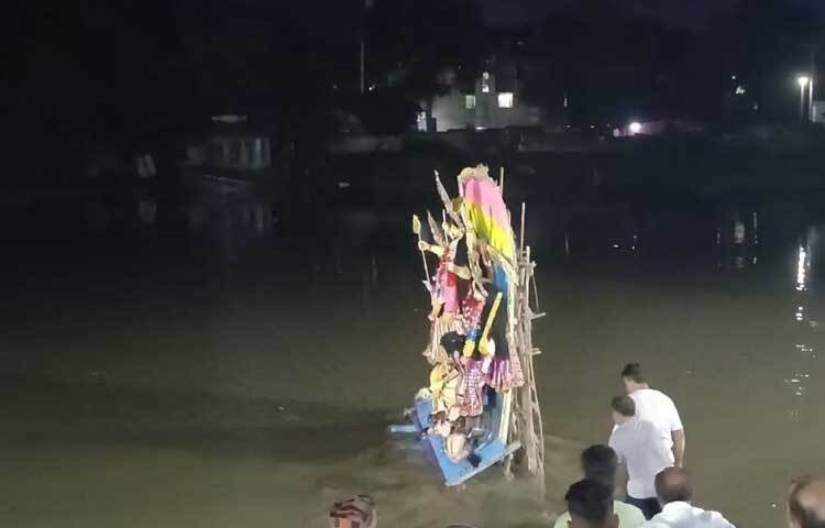 শাস্ত্রমতে দেবীর গমন বা আগমন ঘোটকে হলে ফলাফল ছত্রভঙ্গ হয়। এটি যুদ্ধ, বিগ্রহ, অশান্তি, বিপ্লবের ইঙ্গিত দিয়ে থাকে। দুর্গতি নাশিনী মহিষাসুর মর্দিনীর আরাধনা শেষ হলে কৈলাসে স্বামীগৃহে ফিরবেন দেবী দুর্গা। ছবি: এন কে বি নয়ন