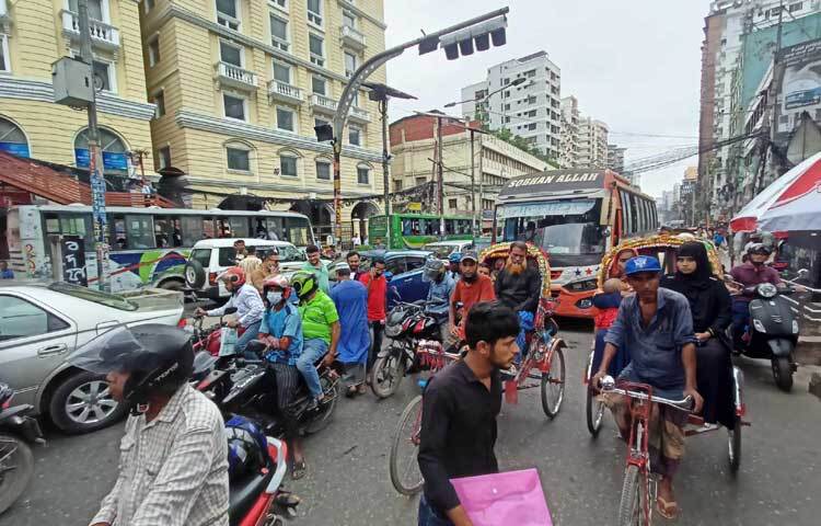 সকাল থেকে গাড়ির চাপ বাড়ায় রাস্তায় ট্রাফিক সামলাতে হিমশিম খাচ্ছেন সংশ্লিষ্টরা। ছবি: মাহবুব আলম