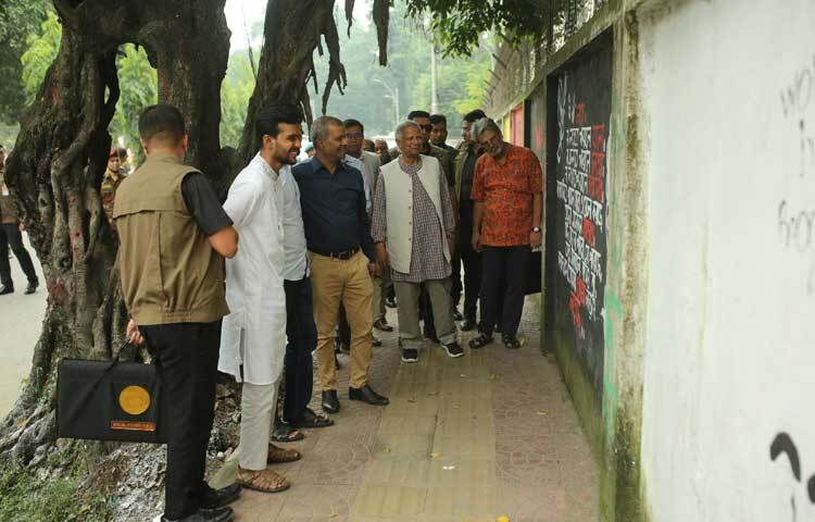 ক্যাম্পাস পরিদর্শনের সময় প্রধান উপদেষ্টার সঙ্গে ছিলেন সরকারের আইন উপদেষ্টা আসিফ নজরুল, ঢাকা বিশ্ববিদ্যালয়ের উপ-উপাচার্য (শিক্ষা) অধ্যাপক মামুন আহমেদ, ছাত্র-জনতার অভ্যুত্থানের প্ল্যাটফর্ম বৈষম্যবিরোধী ছাত্র আন্দোলনের সমন্বয়ক ও সরকারের তথ্য ও সম্প্রচার উপদেষ্টা নাহিদ ইসলাম, যুব ও ক্রীড়া উপদেষ্টা আসিফ মাহমুদ সজীব ভূঁইয়া, আন্দোলনের লিয়াজোঁ কমিটির সমন্বয়ক ও প্রধান উপদেষ্টার বিশেষ সহকারী মাহফুজ আলম প্রমুখ।