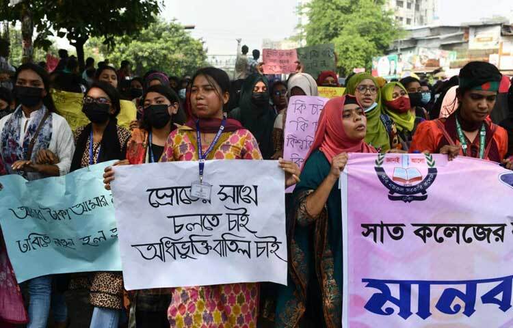 স্বতন্ত্র বিশ্ববিদ্যালয় প্রতিষ্ঠা ছাড়া এসময় শিক্ষার্থীরা ৩ দফা দাবিও তুলে ধরেন।