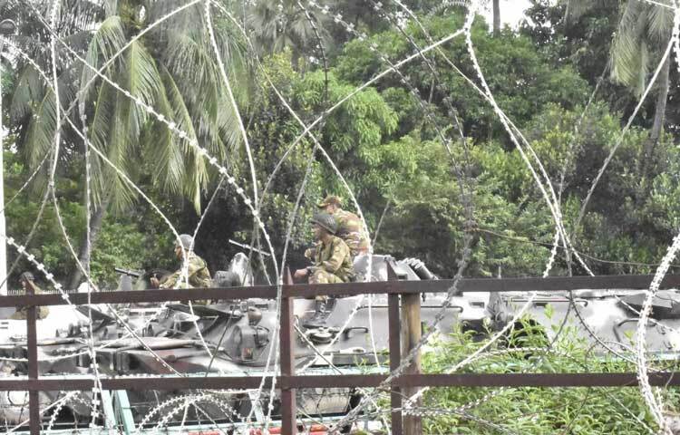 বঙ্গভবন এলাকায় বুধবার সকাল থেকে বিক্ষুব্ধ জনতা বা আন্দোলনকারীদের কাউকে না দেখা গেলেও নিরাপত্তা জোরদারের বিষয়টি ছিল স্পষ্ট। গতকালের উদ্ভূত পরিস্থিতির ঘটনার পর আজ পরিস্থিতি পর্যবেক্ষণে গণমাধ্যমকর্মীদের বাড়তি উপস্থিতি দেখা গেছে।