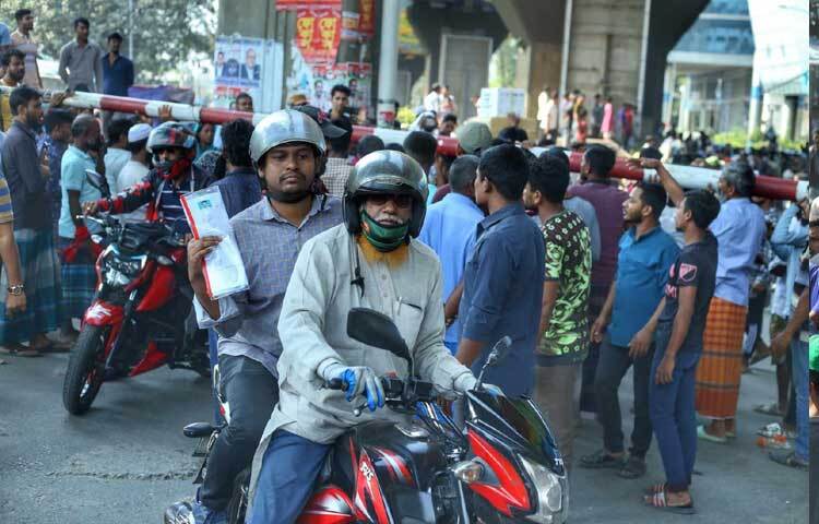 বাধ্য হয়ে মোটরসাইকেলে চলাচল করছেন অনেকে।