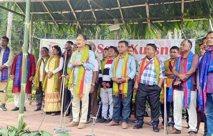 মাগুরছড়া ফুটবল মাঠের একপ্রান্তে বাঁশের খুঁটির ওপর প্রাকৃতিক পরিবেশে নারকেল গাছের পাতার ছাউনি দিয়ে আলোচনা সভার মঞ্চ তৈরি করা হয়।