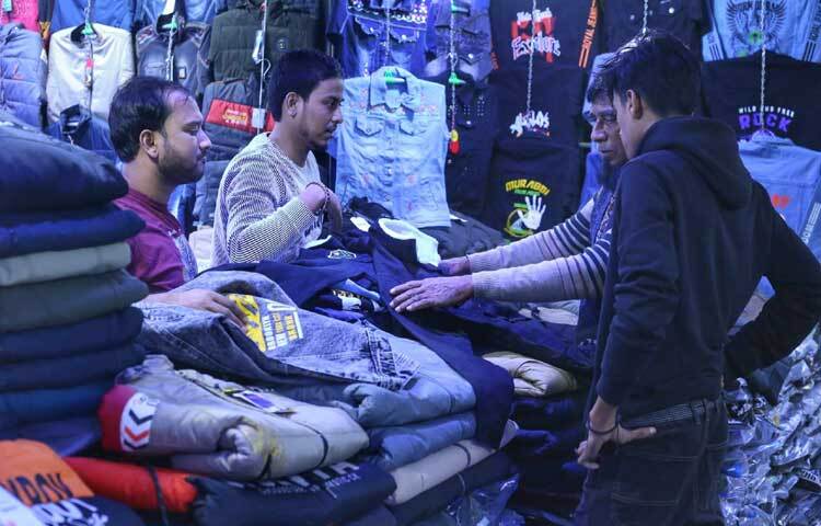 রাজধানীর বিভিন্ন মার্কেট ঘুরে দেখা যায়, শীতের পোশাক কিনতে ভিড় করেছেন ক্রেতারা।