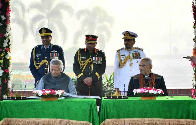 স্মৃতিসৌধ প্রাঙ্গণে রাখা দর্শনার্থী বইয়ে সই করছেন প্রধান উপদেষ্টা।