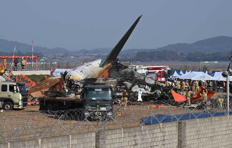 বিমানবন্দরের রানওয়ে থেকে ছিটকে গিয়ে পাশের একটি দেয়ালের সঙ্গে ধাক্কা লেগে বিমানটি বিধ্বস্ত হয়।