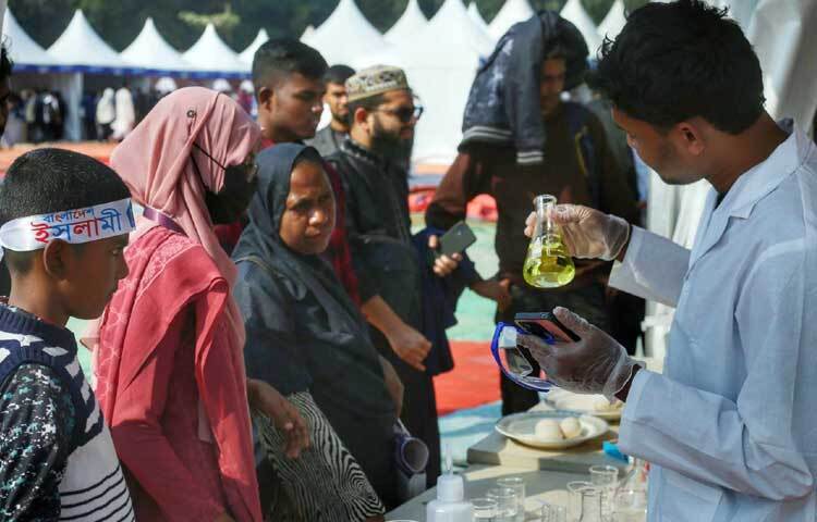 ঘুরে ঘুরে শিক্ষার্থীদের প্রজেক্ট দেখছেন দর্শনার্থীরা।