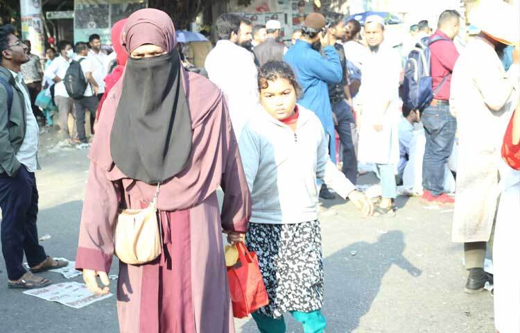 অবরোধের ফলে চরম ভোগান্তিতে পড়েছেন এসব সড়ক দিয়ে চলাচলকারী মানুষ।