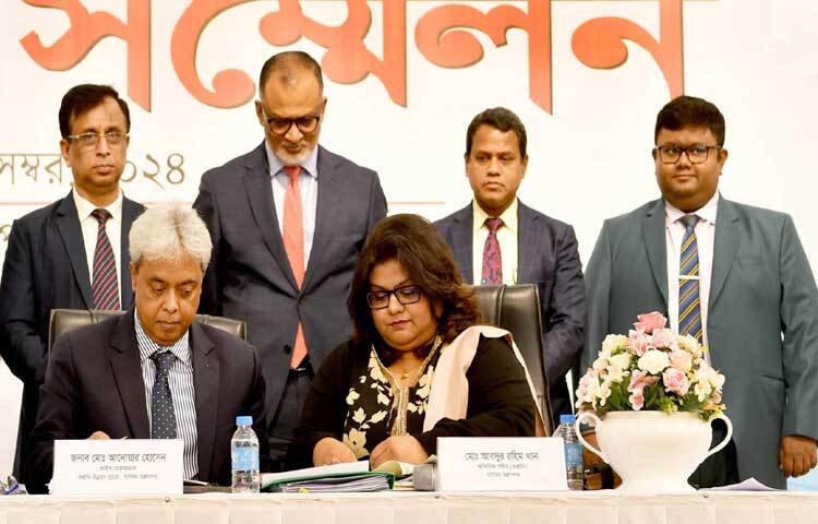 বাণিজ্য উপদেষ্টা শেখ বশিরউদ্দীনের উপস্থিতিতে পূর্বাচলে বাংলাদেশ-চায়না ফ্রেন্ডশিপ এক্সিবিশন সেন্টারে ২৯তম ঢাকা আন্তর্জাতিক বাণিজ্যমেলা-২০২৫ এর যাত্রী পরিবহণে বিশেষ ছাড় দিতে রপ্তানি উন্নয়ন ব্যুরো ও অ্যাপসভিত্তিক সেবাদানকারী প্রতিষ্ঠান উবারের মধ্যে সমঝোতা স্মারক সই হয়। ছবি: পিআইডি