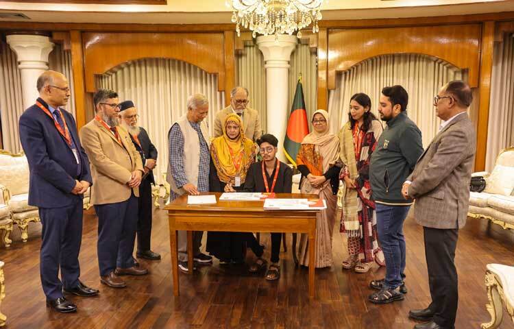 এসময় জাতীয় চক্ষুবিজ্ঞান ইনস্টিটিউটের পরিচালক প্রফেসর খায়ের আহমেদ চৌধুরী প্রধান উপদেষ্টাকে চিকিৎসা কার্যক্রম সম্পর্কে অবহিত করে বলেন, ‘এখন পর্যন্ত চক্ষু বিজ্ঞান ইনস্টিটিউটে ১০৭৪ জন চিকিৎসা নিয়েছেন। তাদের মধ্যে ৩৯ জনের দুচোখ চিরতরে নষ্ট হয়ে গেছে। প্রায় ৪৫০ জনের এক চোখ ক্ষতিগ্রস্ত হয়েছে।’