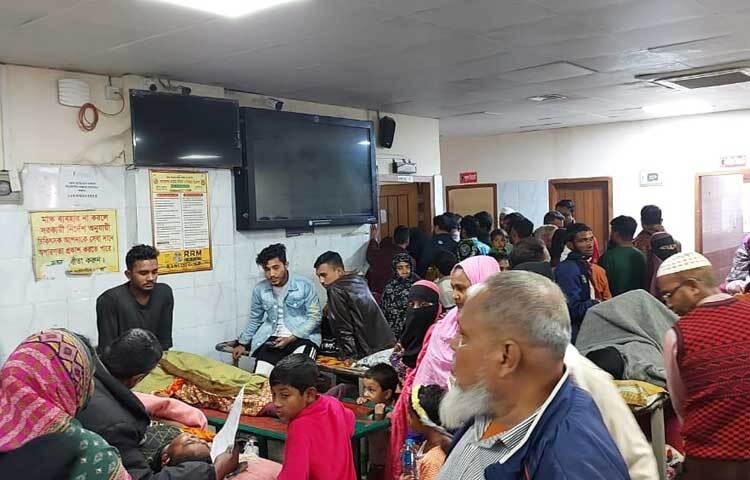 বেশিরভাগ রোগী সড়ক দুর্ঘটনায় আহত। কেউই একা একা হাঁটাচলা করতে পারছেন না। তাই সঙ্গে এসেছেন একাধিক স্বজন। হাসপাতালের কোথাও তিল ধারণের ঠাঁই নেই।
