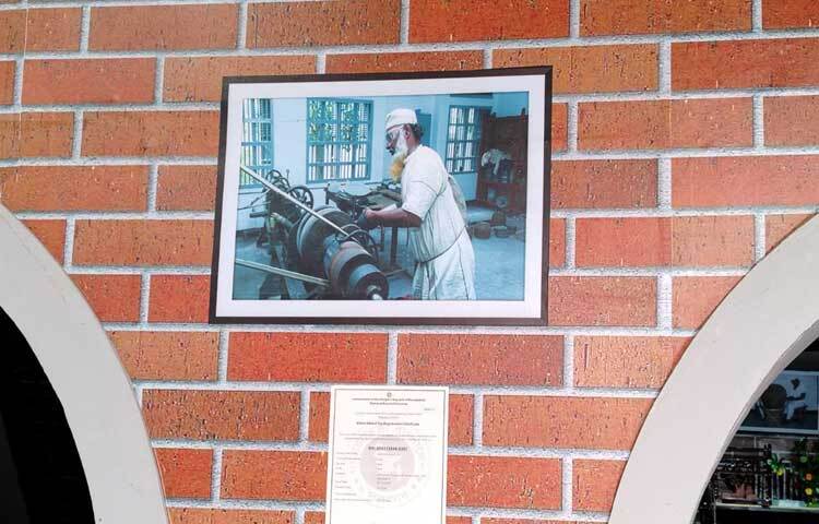 স্টলের দেয়ালে শোভা পাচ্ছে কারাবন্দীদের কর্মযজ্ঞের ছবি।