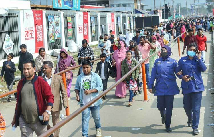 মেলায় আগতদের নিরাপত্তায় সতর্ক আইন-শৃঙ্খলা বাহিনীর সদস্যরা।