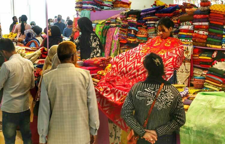 ক্ষুদ্র উদ্যোক্তারা বলছেন, মেলার শুরুর দিন থেকেই তাদের স্টলে ভিড় করছেন ক্রেতারা। এসব স্টলে জায়গা করে নিয়েছে গৃহসজ্জার সামগ্রী, শতরঞ্জি, কুশিকাটার পণ্য, পাট ও চামড়াজাত পণ্য, বাঁশ-বেত দিয়ে তৈরি পণ্য, মৃৎপণ্য, বিভিন্ন ধাতব পাত্র, মিনিয়েচার ও শুকনো খাবার প্রভৃতি।