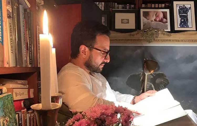 পাতৌদি হাউসে আছে কাস্টমমেড লাইব্রেরি কর্নার, যেখানে সাইফ দিনের অনেকটা সময় কাটান। আবার কারিনাও বই পড়তে ভালোবাসেন।