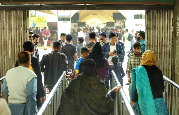 মঙ্গলবারও বন্ধ থাকে ট্রেন চলাচল। এতে দুর্ভোগে পড়েন হাজার হাজার মানুষ।