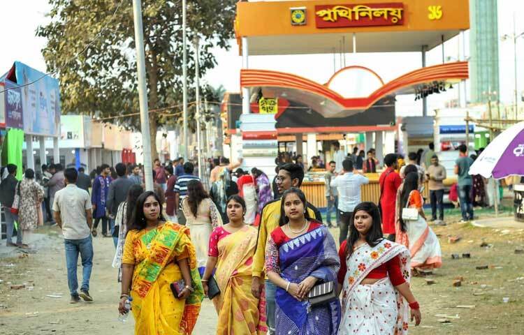 শাড়ি পরে দল বেঁধে মেলায় আসছে মেয়েরা।