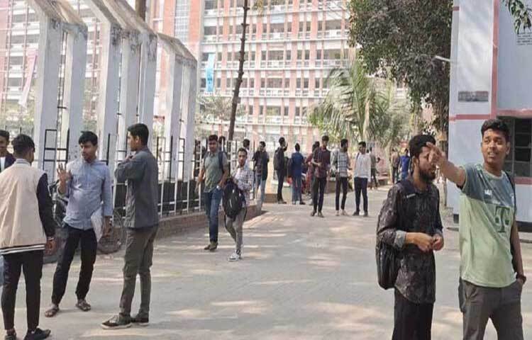 সরকারি তিতুমীর কলেজকে স্বতন্ত্র বিশ্ববিদ্যালয়ে রূপান্তরের দাবিতে টানা সাতদিন আন্দোলন করার পর অবশেষে ক্লাস ও পরীক্ষায় ফিরেছেন কলেজটির শিক্ষার্থীরা। ছবি: জাগো নিউজ