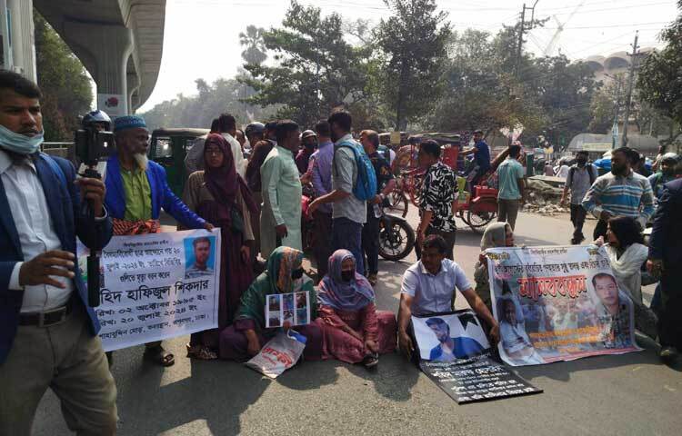 এ সময় তাদের হাতে নিহত-আহতদের ছবি, ছবিসহ প্ল্যাকার্ড, ব্যানার দেখা যায়।