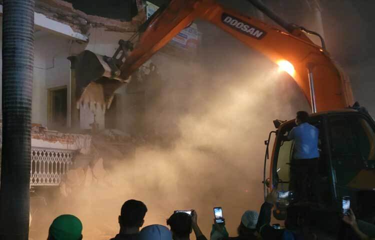প্রথমে বুলডোজার দিয়ে বাইতুল আমানের সীমানা ভেঙে দেওয়া হয়। এরপর ভবন ভাঙার কাজ শুরু করা হয়।