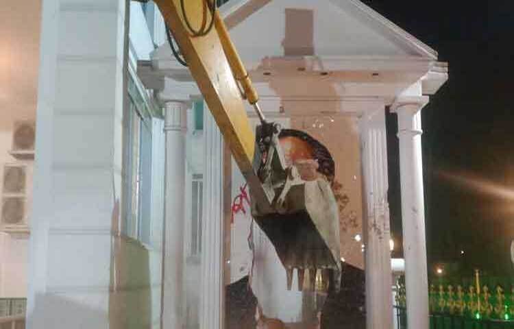 ভোলায় আওয়ামী লীগ অফিস ও বিভিন্ন স্থানে বঙ্গবন্ধু শেখ মু‌জিবুর রহমানের ম্যুরাল এক্সকাভেটর দিয়ে গুঁড়িয়ে দিয়েছে ছাত্র-জনতা।