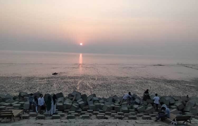 সাগরের ছোট ছোট ঢেউ আর কলকল শব্দ, এখানে মিলেমিশে সৃষ্টি করেছে স্বর্গের আবহ।