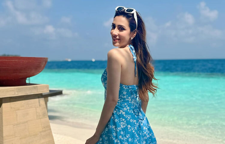 ব্যাকলেস ফ্লোরাল ড্রেসে আবেদনময়ী মিম।