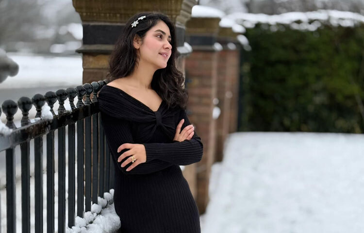 শোবিজাঙ্গন থেকে হারিয়ে গেলেও ভক্তদের হৃদয় থেকে হারাননি শায়না। আজও ভক্তদের হৃদয়ে রাজ করেন এই সুন্দরী।