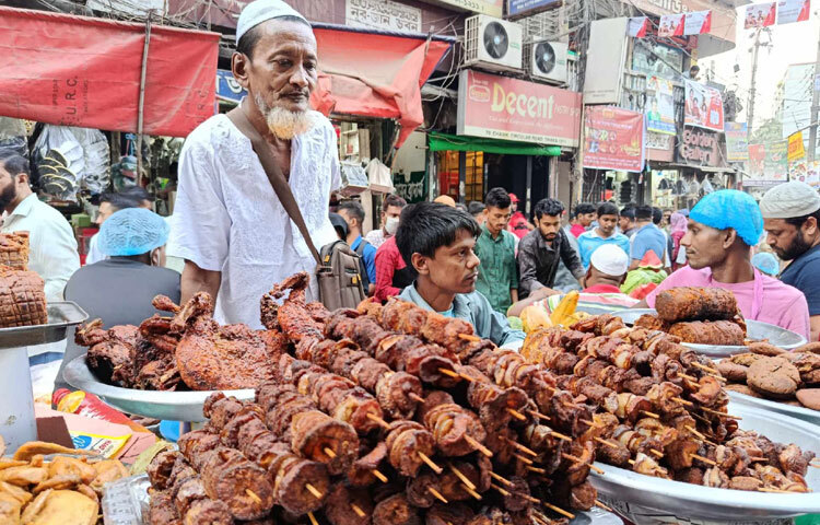 সাজিয়ে রাখা হয়েছে নানা রকম ইফতারি।