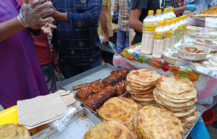 এই অঞ্চলে ইফতারি তৈরি করার রেওয়াজ প্রতিটি ঘরেই আছে। তারপরও বাইরের খাবারের প্রতি আকর্ষণ কমেনি একটুও।
