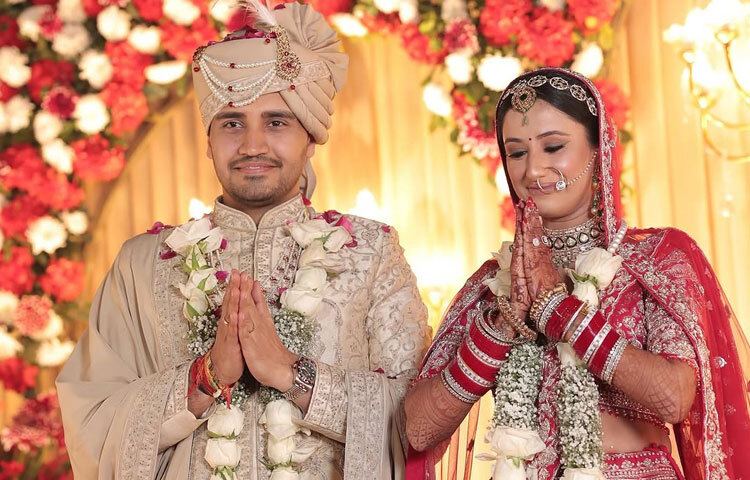 সামাজিক যোগাযোগমাধ্যমে চোখ রাখলেই দেখা যায় অভিনেত্রীর বিয়ের মন মাতানো ছবি।