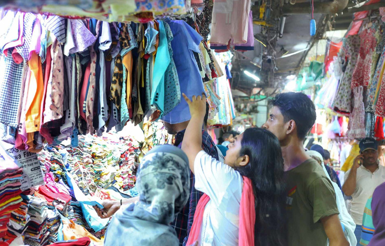 পছন্দের পোশাক বেছে নিচ্ছেন ক্রেতারা।