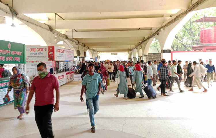 স্টেশন কর্তৃপক্ষ বলছে, ঈদযাত্রা নির্বিঘ্ন করতে সব ধরনের প্রস্তুতি নিয়েছেন তারা। আর ট্রেনও ছাড়ছে সময়মতো। নেই যাত্রী ভোগান্তি। আর সার্বিক পরিবেশ নিয়ে যাত্রীরাও সন্তোষ প্রকাশ করছেন।